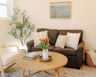 Cozy Downtown Havens - 2 - Moscow - Oturma odası