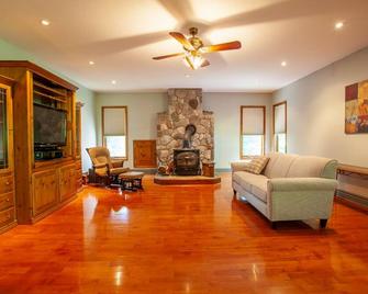Woodland Lakefront Retreat-King bed! Game Room! - Central Huron - Living room