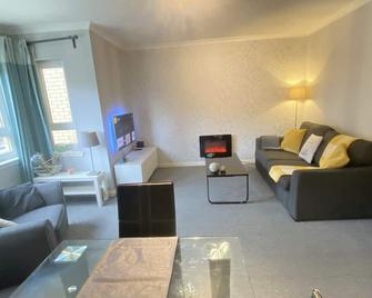 Paisley Central Apartment #3 - Paisley - Living room