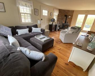 1/2 mile walk to beach, Sconset market, and great restaurants! Outdoor shower! - Nantucket - Living room