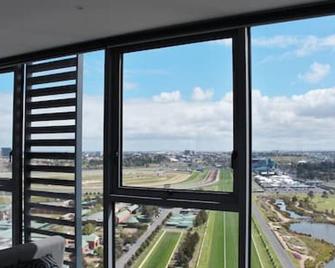 Luxurious Flemington with Stunning Racecourse View - Melbourne - Balcony