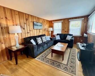 Pet Friendly Family Cozy Cottage Steps away from Footbridge Beach - โอกูนควิท - ห้องนั่งเล่น