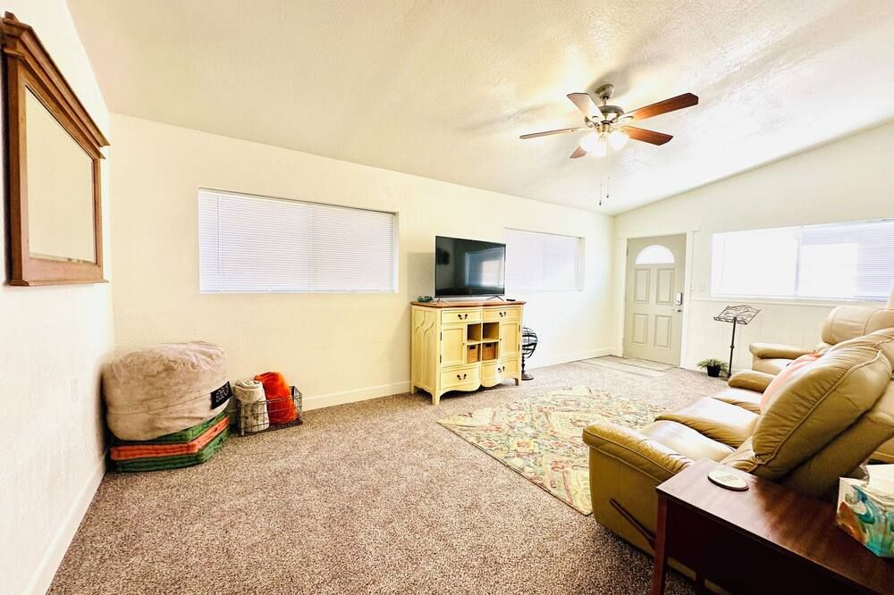 Terrific, Clean 4-Bedroom House In Thatcher With Wifi, Ac - Thatcher - Living room