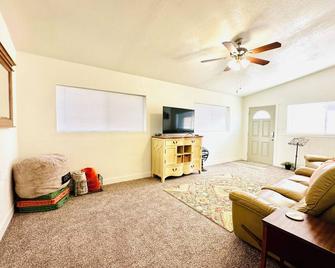 Terrific, Clean 4-Bedroom House In Thatcher With Wifi, Ac - Thatcher - Living room