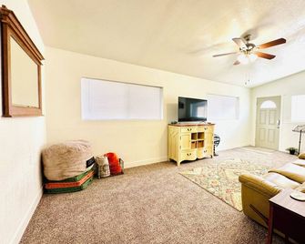 Terrific, Clean 4-Bedroom House In Thatcher With Wifi, Ac - Thatcher - Living room