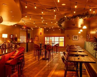 Holiday Inn Martinsburg By IHG - Martinsburg - Bar