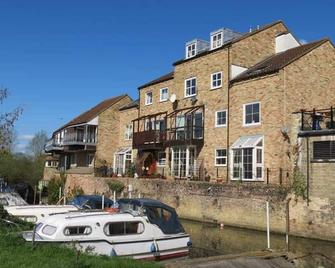 River Courtyard Apartment In The Heart Of Stneots - St. Neots