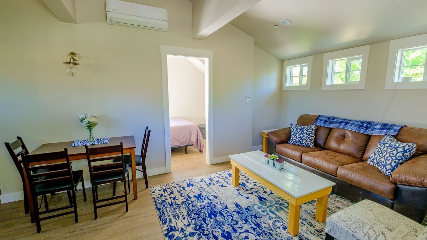 Eastside Guesthouse And Bivy