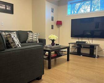 2-bedroom lower level suite close to downtown - Moose Jaw - Living room