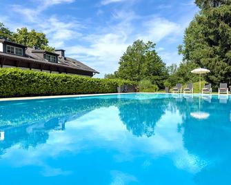 Romantik Hotel Die Gersberg Alm mit Panoramablick auf Salzburg - Salzburgo - Piscina