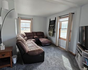 Family-Friendly Home with Patio and Privacy Fence - Austin - Wohnzimmer