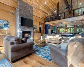 Cozy Luxe Cabin Hot Tub Firepit - Broken Bow - Olohuone