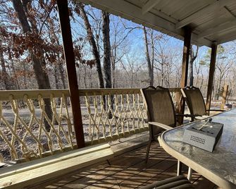Fresh decor short walk to dock, swim platform, and boat slip - Camdenton - Balcony