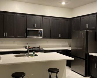 Bedroom with attached bathroom with private entrance - Chandler - Kitchen