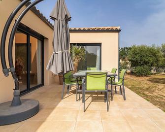 3 Bedroom Amazing Home In Bellegarde - Bellegarde - Patio