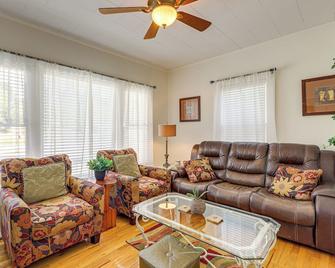 Main Street Home 1 Mile to Callaway Gardens - Pine Mountain - Living room