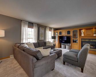 Waverly Vacation Rental with Game Room and Patio! - Waverly - Living room