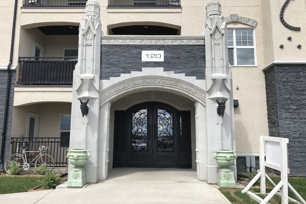 Bright modern comfortable newly built apartment - 2 beds, 1 bathroom - Saskatoon - Building