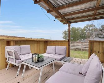Boardwalk Bungalow Combo Stay for 9 - League City - Balcony