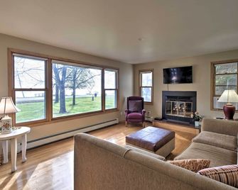 Charming Neenah House with Porch on Lake Winnebago! - Neenah - Вітальня
