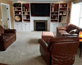 Spacious private home with quick access to EAA - Neenah - Huiskamer