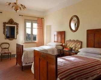 Casa Ezio Marchi - Due appartamenti e una Family Suite - Bettolle - Camera da letto