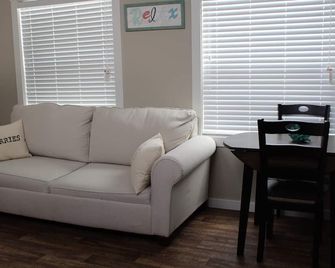 Golden Oak -Beautiful New Cottages - Perfect Getaway for Couples - Aransas Pass - Living room