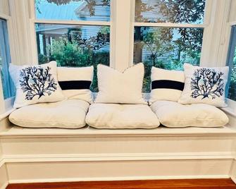 Mockingbird Inn- Azalea Suite - Ocean Springs