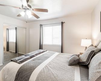 Clean 3 Br 2 Bath- Quiet Neighborhood - Twin Falls - Bedroom