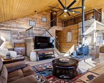Charming 4-bedroom cabin in Eagar perfect for your getaway - Eagar - Living room
