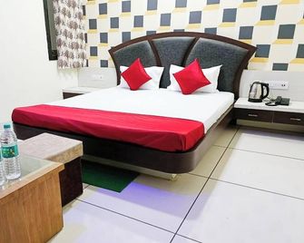 Hotel Shree Rajrajeshwar Palace - Maheshwar - Bedroom