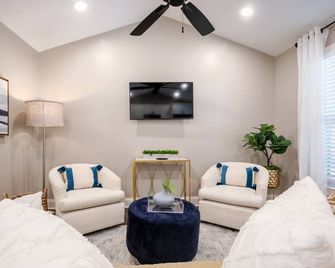 The Paige, Cozy 1BR Studio by Velvet Ditch Villas - Oxford - Living room