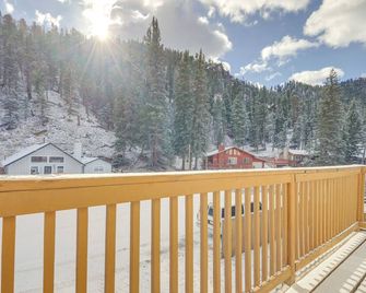 Mountainside Bliss: Red River Getaway w/ Fireplace - Red River - Balcony