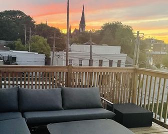 Historic Downtown Apt w/Rooftop Patio - Port Hope - Balkon