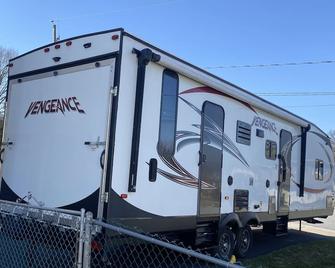 Home on wheels! This R V has many uses as our customers would agree! - East York - Building