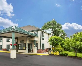 Point Hotel Queensbury - Glens Falls - Gebouw
