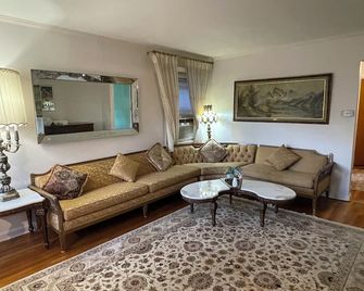 Luxury Three Bedroom apartment in a private house - Queens - Living room