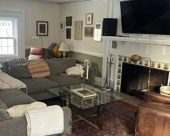 Charming 1840s 4-bedroom house with AC and WiFi in marvelous Upper Saddle River - Upper Saddle River - Living room