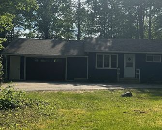 Updated Private wooded cottage on the River with hot tub & sauna & pool table! - Tomahawk - Building