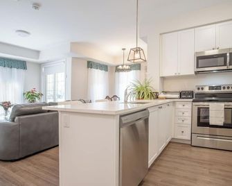 Charming 2-bedroom in wonderful Clarington with AC - Newcastle - Kitchen