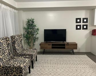 Lakeside Serenity: A Modern 3br Family Getaway - Bowmanville - Living room