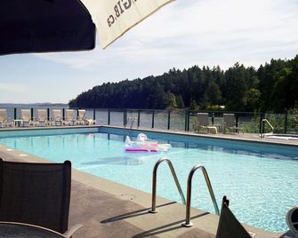 Exquisite Oceanfront Condo - Ladysmith - Piscina