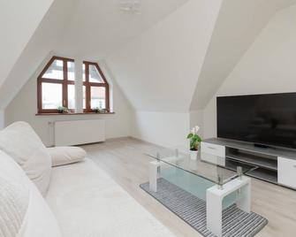 Grunwaldzka Bright Apartment with Balcony by Noclegi Renters - Sopot - Living room