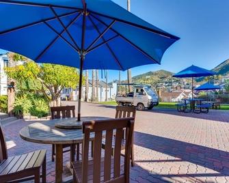 Prime Location: 2 Charming Rooms Near Descanso Beach – 9 Min Walk to Shore - Avalon - Patio