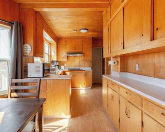 Cozy 5-Bedroom House, Perfect for Family and Work Groups - Albany - Kitchen