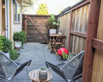 Downtown Tiny Vaultedhaus - Vacaville - Patio