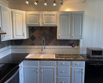 Newly renovated 2nd floor condo — 150 yards from Mama’s Beach! - Paia - Cocina