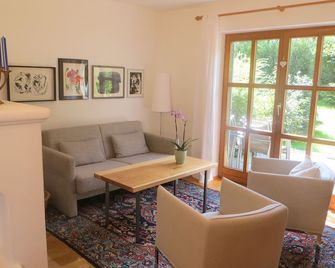 Stylish cottage with sauna, absolutely quiet, in the mountains, near ski - Schleching - Living room