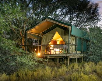 Chandelier Game Lodge - אודטשורן - בניין