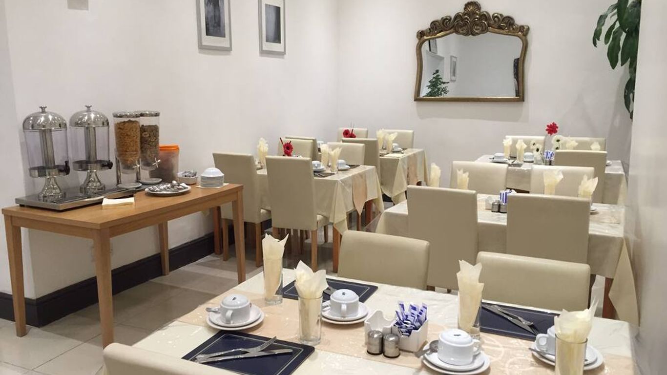 OYO Firs Lodge London Heathrow